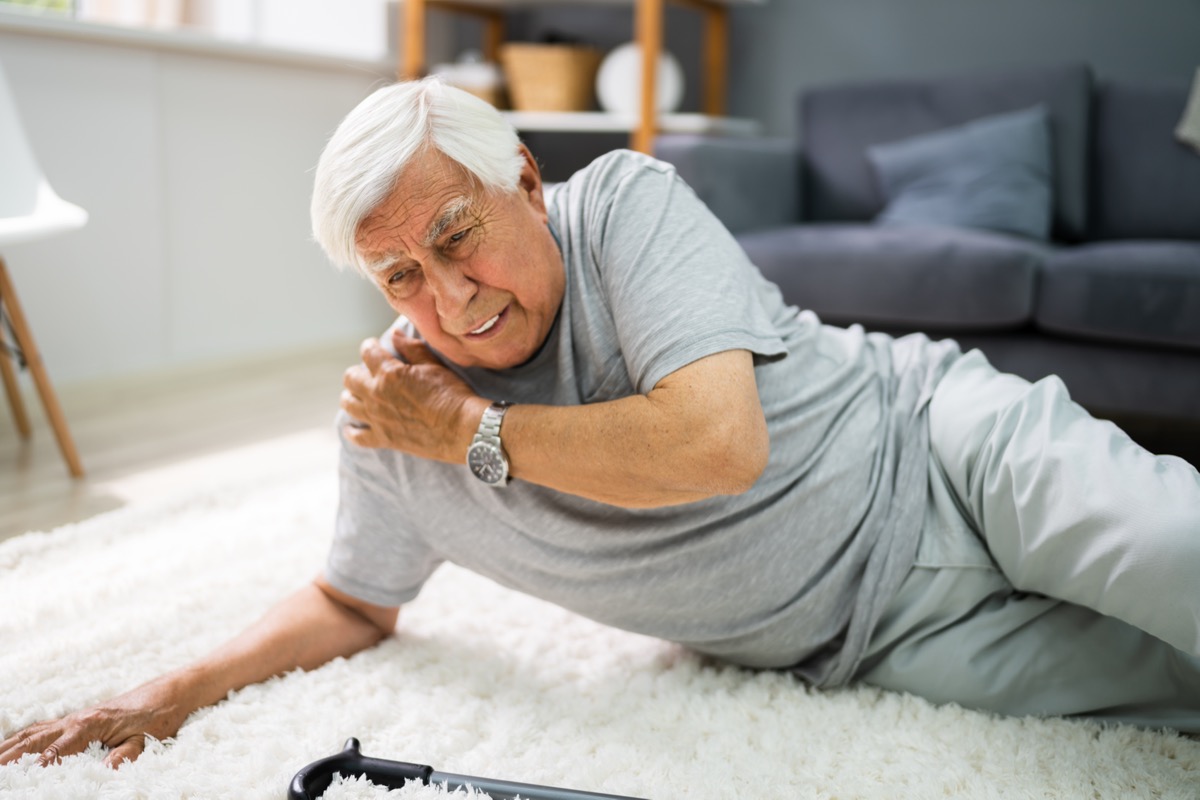 Đàn ông lớn tuổi có nguy cơ sa ngã trong phòng khách