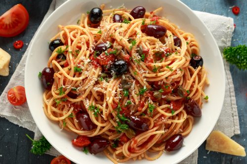 Pasta Alla Puttanesca con aglio, olive, capperi, pomodoro e pesce acciughe.