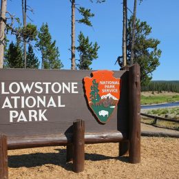 yellowstone national park sign
