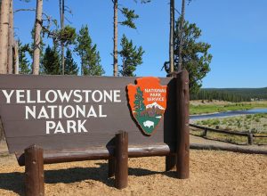 yellowstone national park sign