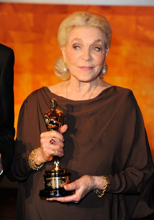 Lauren Bacall holding her Oscar at the 2009 Governors Awards