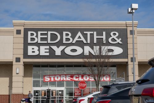 bed bath and beyond with closing sign