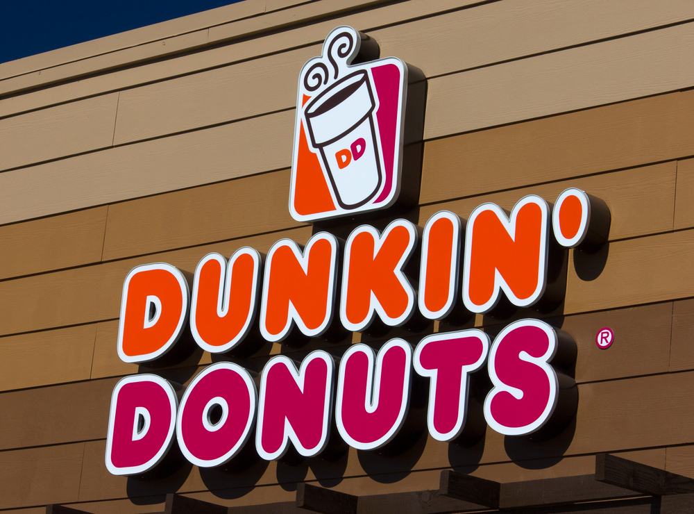 Biển hiệu bên ngoài một cửa hàng Dunkin' Donuts
