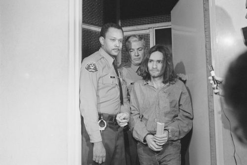 Charles Manson and police officers in a court room in 1970