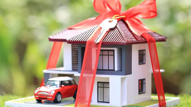 Gift,New,Home,And,Real,Estate,Concept,model,House,With,Red