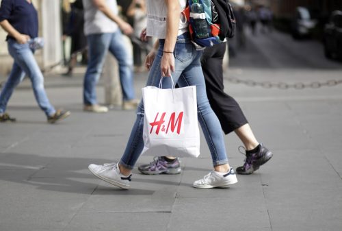 shopper carrying H&M bag