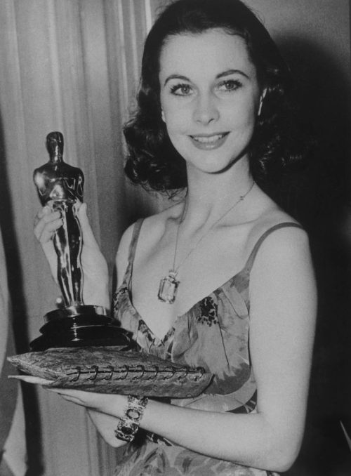 Vivien Leigh holding her Oscar at the 1940 Academy Awards