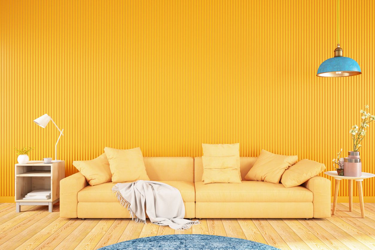 Phòng khách màu vàng với ghế sofa