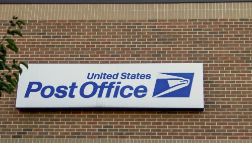 Bên ngoài Bưu điện Hoa Kỳ với biểu ngữ và logo.