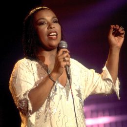 Roberta Flack performing in Chicago in 1981