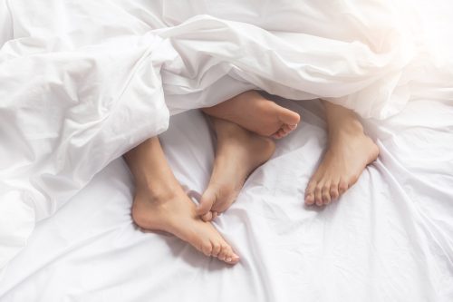 Đôi nam nữ trẻ quan hệ thân mật trên giường