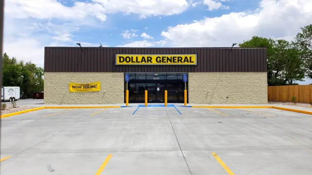 dollar general store empty parking lot