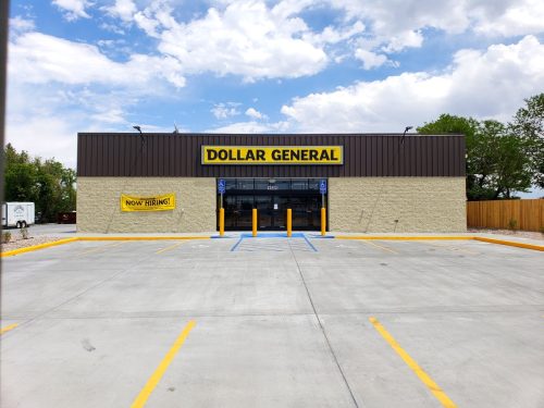 dollar general store empty parking lot