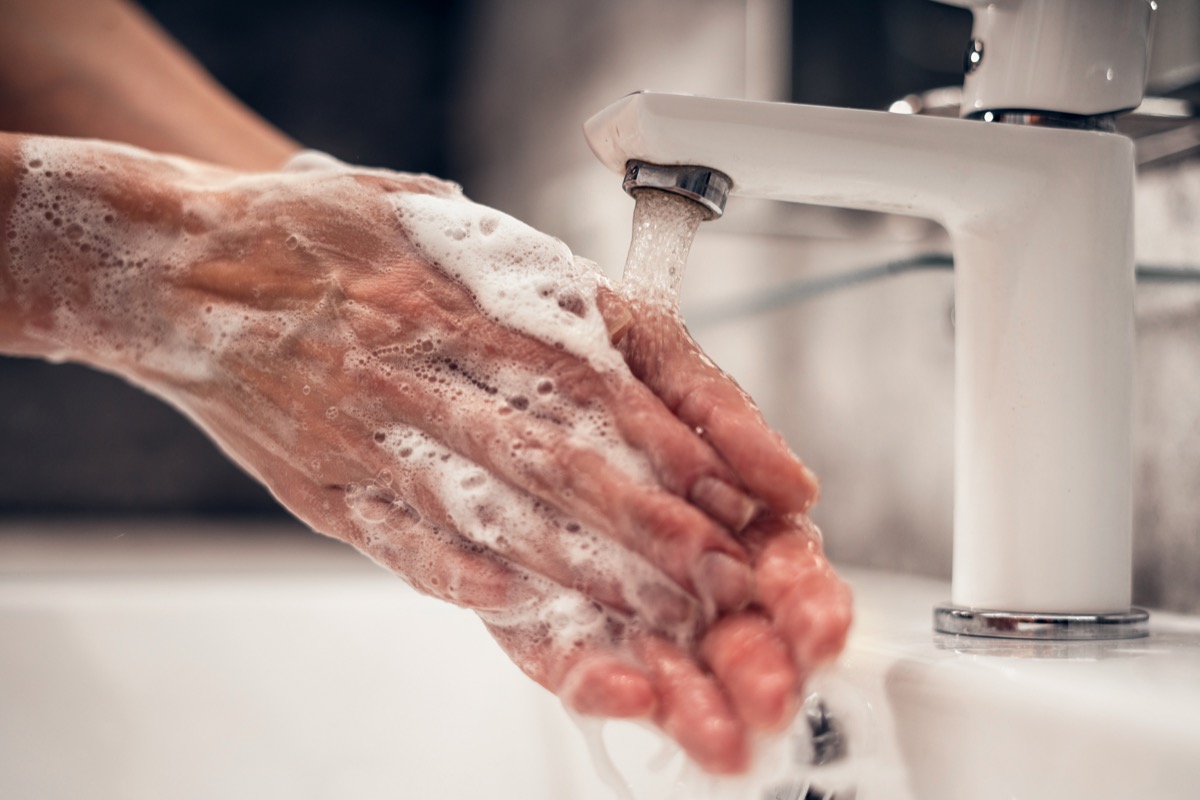 Virus corona.  Rửa và xử lý tay đúng cách.  xà phòng kháng khuẩn dạng lỏng.  Tự cách ly và vệ sinh