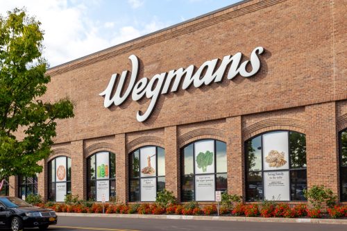 Chợ thực phẩm Wegmans ở Buffalo, New York, Mỹ.  Thị trường thực phẩm Wegmans Inc.  là một chuỗi siêu thị tư nhân của Mỹ.