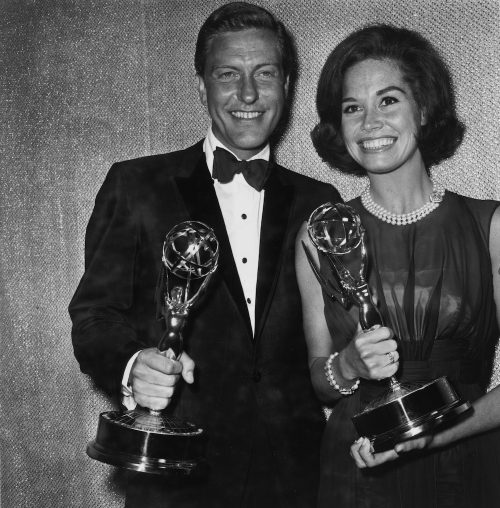 Dick Van Dyke and Mary Tyler Moore holding their Emmy Awards in 1964