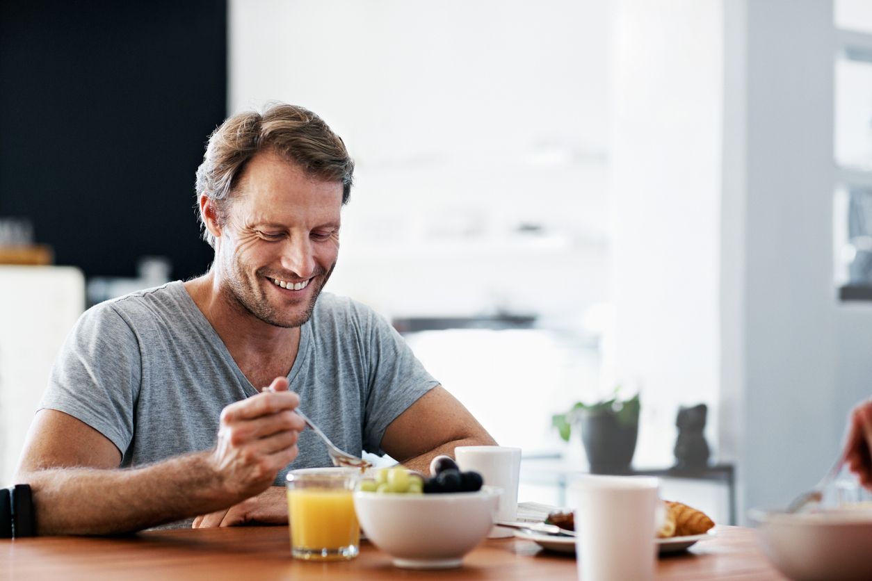 He has lunch. Улучшение самочувствие мужчина. Работа здоровье мужчина. Здоровье мужчин новая жизнь. Усилить мужское здоровье.