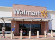 Walmart, một công ty bán lẻ đa quốc gia của Mỹ điều hành chuỗi đại siêu thị, cửa hàng bách hóa giảm giá và cửa hàng tạp hóa ở 27 quốc gia.
