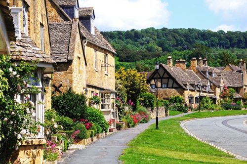 Pretty cottages along High Street, Broadway, Cotswolds England.