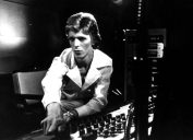 David Bowie trong phòng thu năm 1974