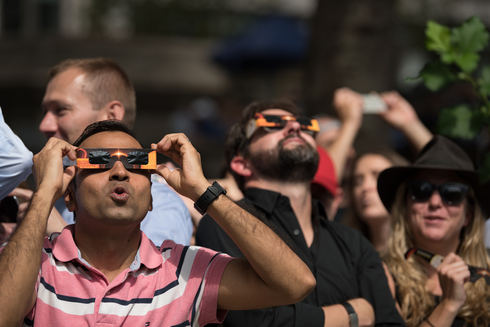 Một nhóm người xem nhật thực bằng kính đặc biệt