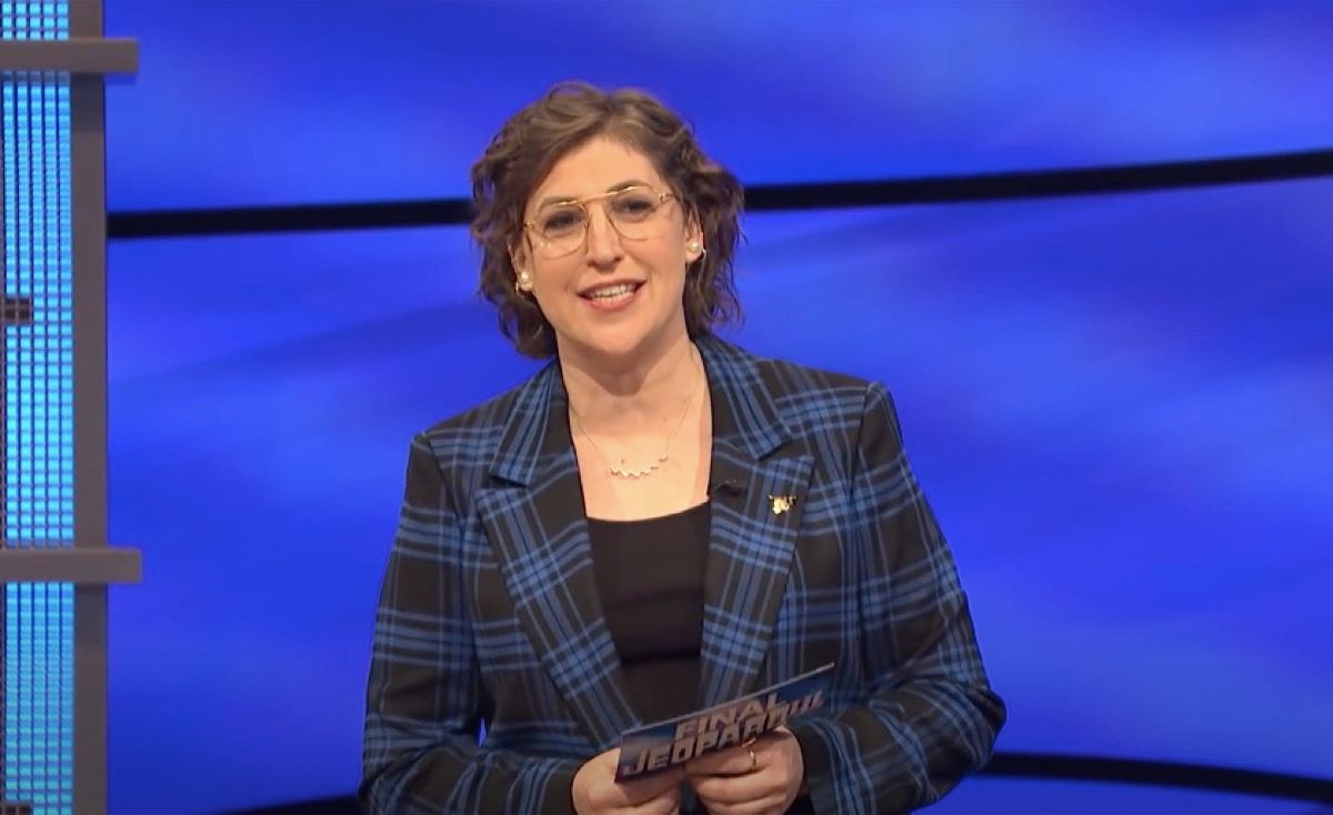 Mayim Bialik Still Hasn T Returned To Hosting Jeopardy Here S Why   Mayim Bialik Hosting Jeopardy Jan 2023 News 