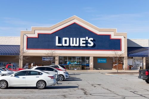 Kho cải thiện nhà của Lowe.  Lowe's điều hành các cửa hàng thiết bị và cải tiến nhà bán lẻ ở Bắc Mỹ.