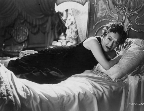 Silent Screen Star Gloria Swanson (1897 - 1983) spillt d'dementéiert Norma Desmond an der béiser Hollywood-Satire 'Sunset Boulevard', vum Billy Wilder fir Paramount