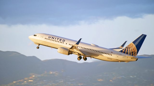 united airlines airplane taking off