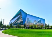 Mặt ngoài của Sân vận động Ngân hàng Hoa Kỳ ở Minneapolis với thảm cỏ xanh phía trước