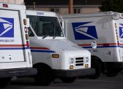 Một chiếc xe tải chuyển phát thư của USPS (United States Parcel Service) đã đỗ vào đêm hôm đó.