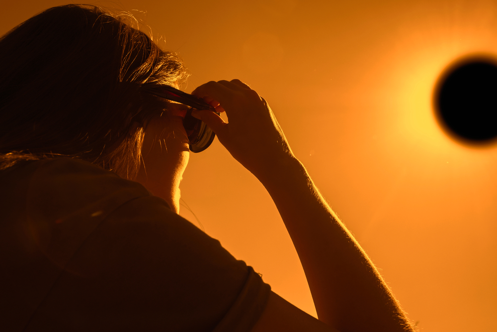 Một phụ nữ sử dụng kính đặc biệt để xem nhật thực