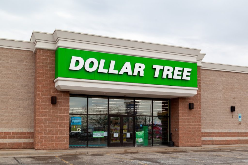 Một cửa hàng Dollar Tree.  Dollar Tree là một chuỗi cửa hàng đa dạng giảm giá của Mỹ.