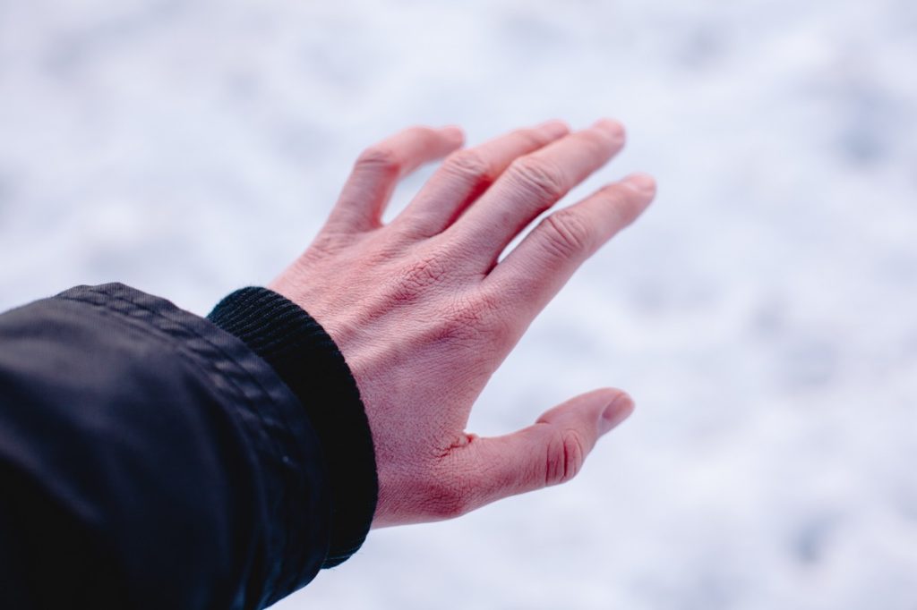 Risk of frostbite of hand or fingers outdoors during cold weather because of frost in winter