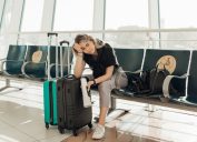 Người phụ nữ tóc vàng buồn chán với hành lý, chống khuỷu tay vào túi, ngồi trong phòng chờ ở sân bay do hạn chế đi lại của đợt bùng phát coronavirus Covid-19.  Hủy chuyến bay.  Quá muộn cho hành trình