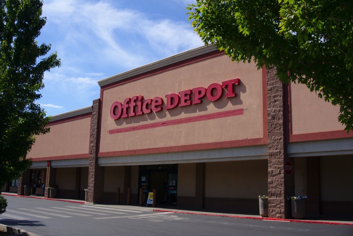 Staples store at Parham Plaza closing