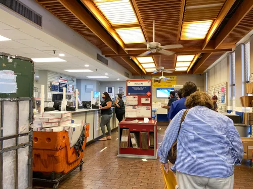 Mọi người xếp hàng chờ đợi tại Bưu điện Hoa Kỳ ở Orlando, Florida, nơi mọi người đang đeo khẩu trang và thực hiện giãn cách xã hội,