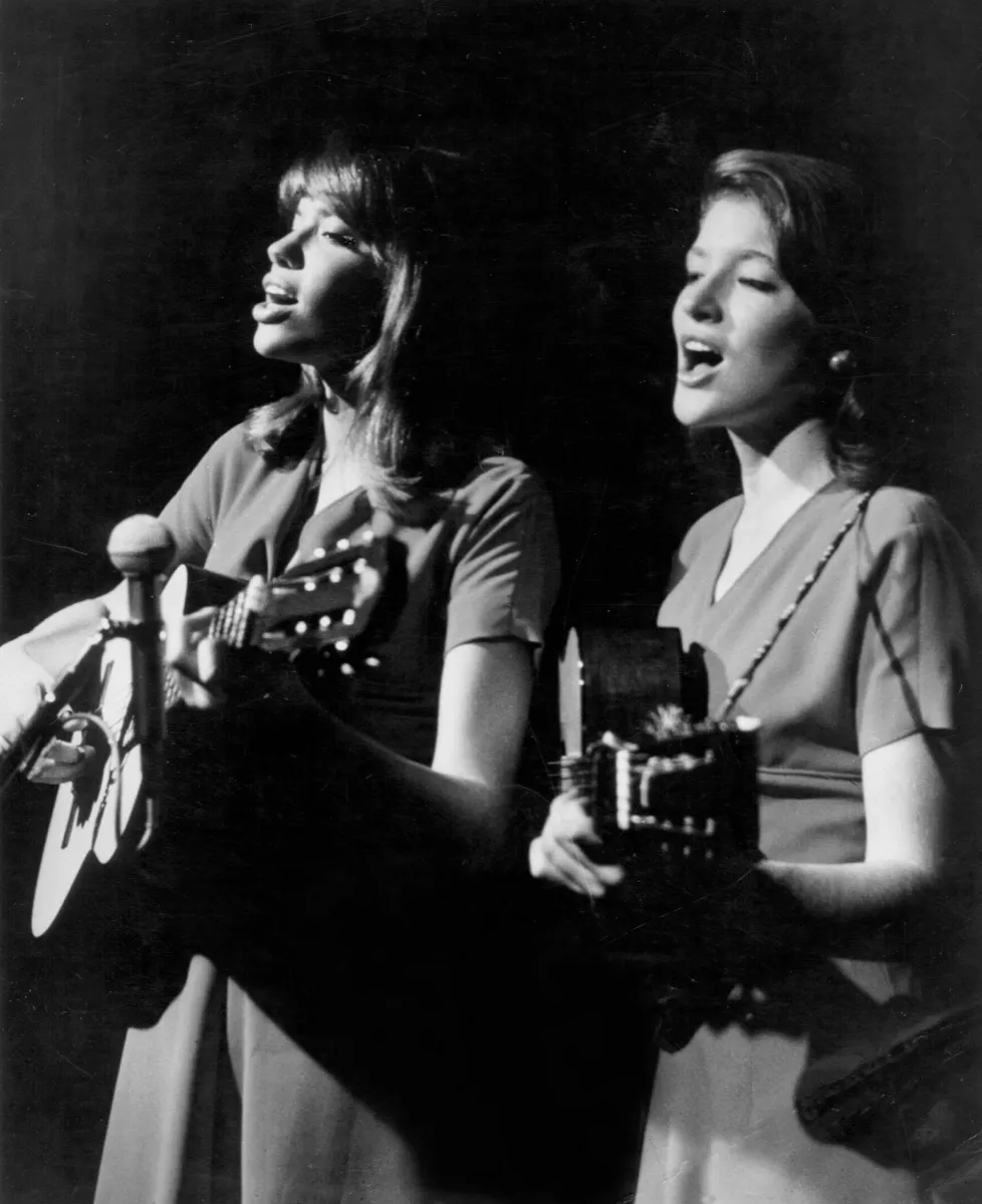 Carly and Lucy Simon performing in 1964