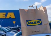 túi mua hàng bằng giấy trên nóc ô tô trước cửa hàng IKEA