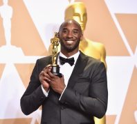 Kobe Bryant with his Oscar in 2018