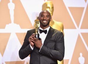 Kobe Bryant with his Oscar in 2018