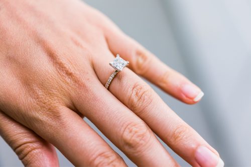hermoso anillo de compromiso de diamantes talla princesa