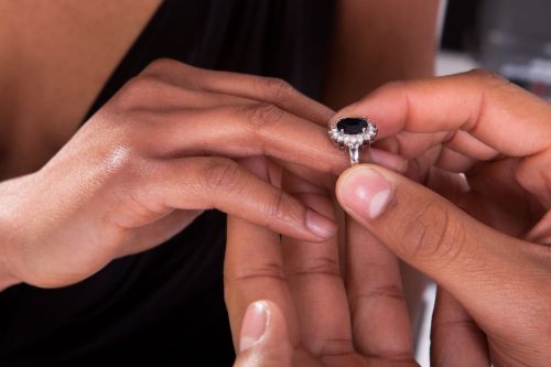 hermoso anillo de compromiso con piedra de color de acento