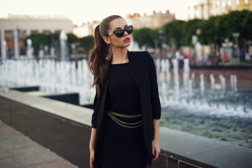 Mujer vistiendo todo traje negro