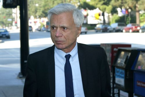 Robert Blake outside of Burbank courthouse in 2005