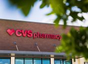 CVS Pharmacy nhìn ra một bãi đậu xe trống vào một ngày hè nóng bức.
