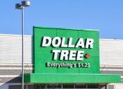 Cửa hàng Dollar Tree với "mọi thứ là $1,25" đánh dấu