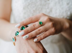 Close up of a bride wearing an emerald bracelet and ring