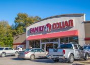 Cửa hàng và bãi đậu xe Family Dollar