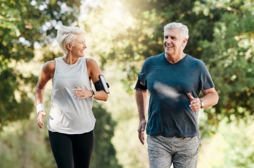 cặp vợ chồng già tận hưởng một cuộc chạy bộ